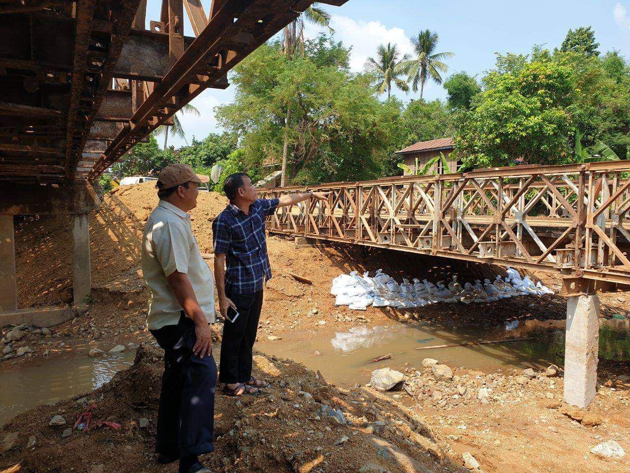 ប្រធានមន្ទីរសាធារណការ និងដឹកជញ្ជូនខេត្តព្រះវិហារ បានចុះពិនិត្យ និងធ្វើការជួលជុលផ្លូវពីរខ្សែ មានប្រវែងជាង ១០០គីឡូម៉ែត្រ