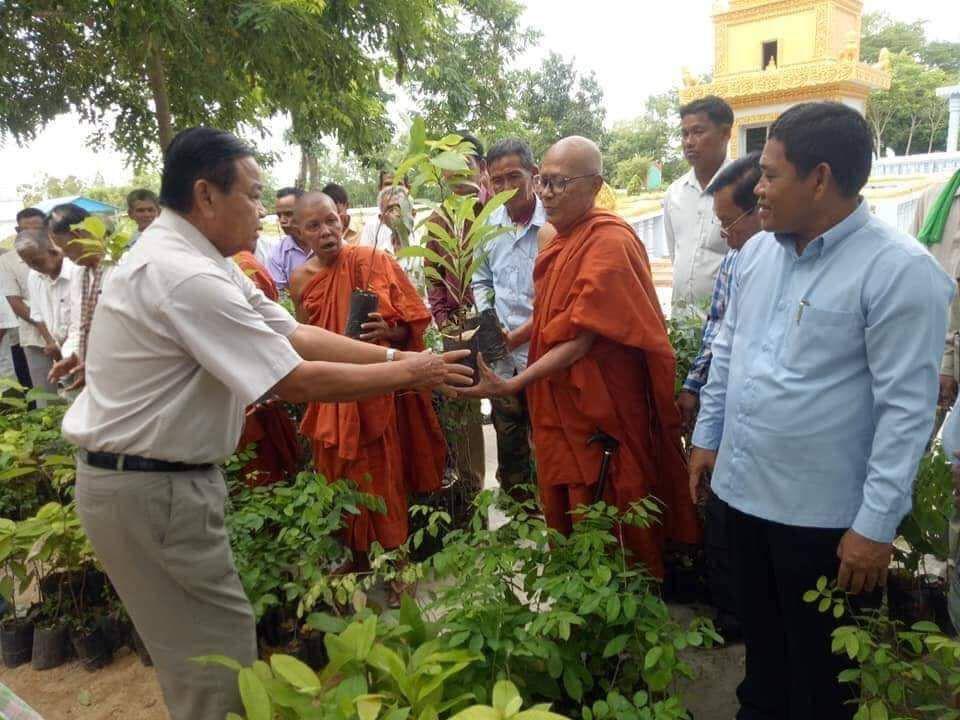 ឯកឧត្តម បណ្ឌិត ម៉ុក ម៉ារេត អញ្ជើញជាអធិបតីក្នុងពិធីដាំកូនឈើនៅស្រុកសំរោង